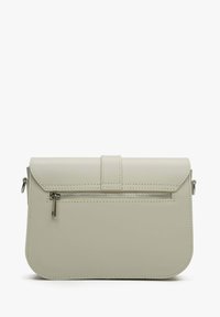 Svetle šedá kabelka typu clutch vyrobená z hladké kůže, s klopovým uzavřením, přední kapsou na zip a jemnými švy.