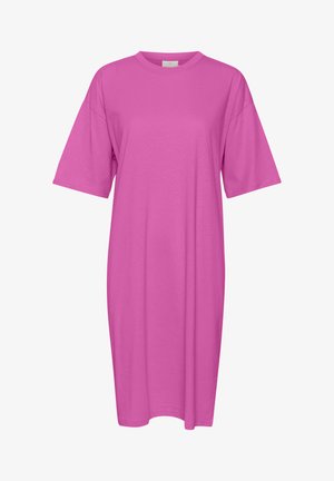 Rózsaszín, oversized pólóruha rövid ujjakkal és kerek nyakkivágással, puha pamutanyagból készült, egyszerű és laza szabással.