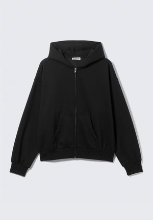 Crna majica s kapuljačom na patentni zatvarač, prednjim džepovima, dugim rukavima i kapuljačom, prikazana na jednobojnoj svijetloj pozadini.