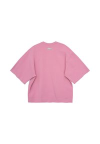 Różowy, oversize'owy sweter wykonany z miękkiego materiału. Posiada krótkie rękawy, okrągły dekolt oraz małą metkę z tyłu. Gładka tekstura.