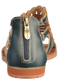 Sandale en cuir bleu avec un petit talon, dos ouvert, fermeture éclair et accents floraux colorés. Présente des détails à couture et une semelle intérieure texturée.
