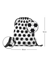 Plecak na sznurek z czarno-białym heksagonalnym wzorem przypominającym piłkę nożną; wymiary 36 cm (szerokość) x 46 cm (wysokość).