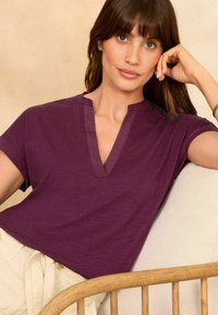 Love & Roses V NECK SHORT SLEEVE  - Paprasti marškinėliai - burgundy red