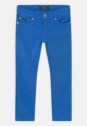 Pantalones de mezcla de algodón azul con ajuste slim, con trabillas para cinturón, bragueta con botones y dos bolsillos delanteros. Etiqueta de la marca Polo Ralph Lauren en el interior.