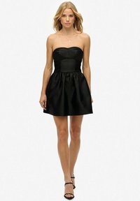 Robe noire sans bretelles avec un buste ajusté et une jupe évasée. Texture satin lisse, design épuré et détails minimalistes.