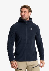 Marineblaue Fleece-Hoodie mit vollem Reißverschluss, weicher Textur und Logo-Detail auf der Brust. Mit Kapuze und enganliegenden Ärmel. Lässige Passform.