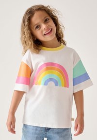 Valge puuvillane t-särk, mille esiküljel on värvikas vihmavarju graafika roosa, oranži, kollase, rohelise ja sinise värviga; sellel on kollane ribakrae.