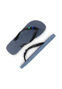 Niebieskie japonki z teksturowanymi podeszwami i czarnymi paskami, na górnym pasku z kolorowymi akcentami w kształcie geometrycznym (zielonym i niebieskim).