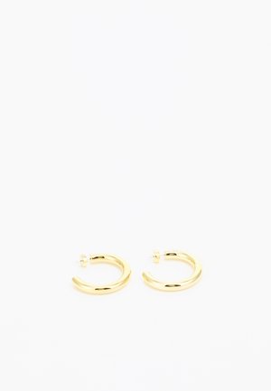 Boucles d'oreilles en or avec un design lisse et courbé, fini poli. Équipées d'une fermeture à tige sécurisée.