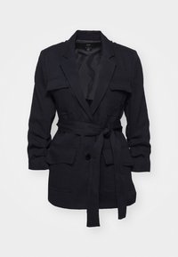 Černý blejzr s výstřihem do V, čtyřmi flap kapsami, dlouhými rukávy a jedním knoflíkem na zapínání.