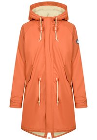 Parka imperméable orange avec capuche, dotée d'une doublure en fausse fourrure crème, de cordons de serrage et de poches latérales doubles. Ourlet coupé à l'arrière.
