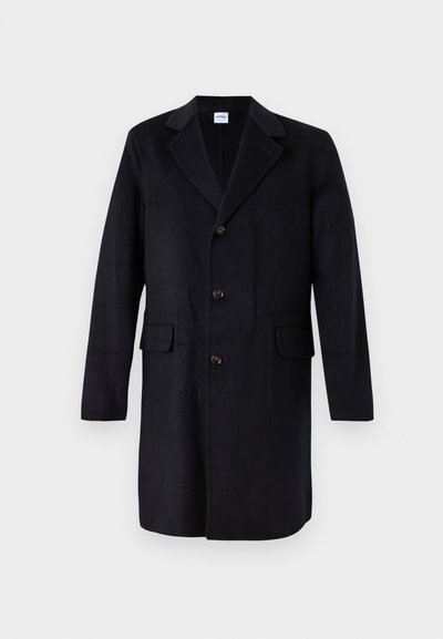 Palton negru din lână cu rever clasic, trei butoane și două buzunare frontale. Textură netedă și siluetă ajustată, design până la genunchi.