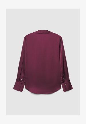 Camicia a maniche lunghe in raso bordeaux profondo con una texture liscia, colletto appuntito e polsini con bottoni, caratterizzata da un design semplice ed elegante.