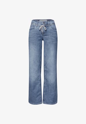 Lyseblå vidde cowboybukser med forlommer og en hvid snøre i taljen.