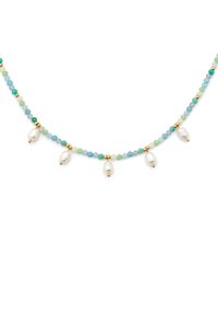 Kralensnoer met groene en blauwe edelstenen, gouden accenten en hangende witte parels. Ronde kralen met een gladde textuur.