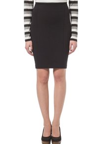 Černá tužková sukně s přiléhavým střihem, hladkým povrchem a délkou ke kolenům. Nositá s pruhovaným topem s dlouhým rukávem a černými podpatky.