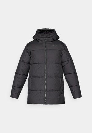 Casaco puffer preto com capuz, apresentando frente com fecho éclair, costuras horizontais e logótipo na parte superior do peito. Textura suave e design de comprimento médio.
