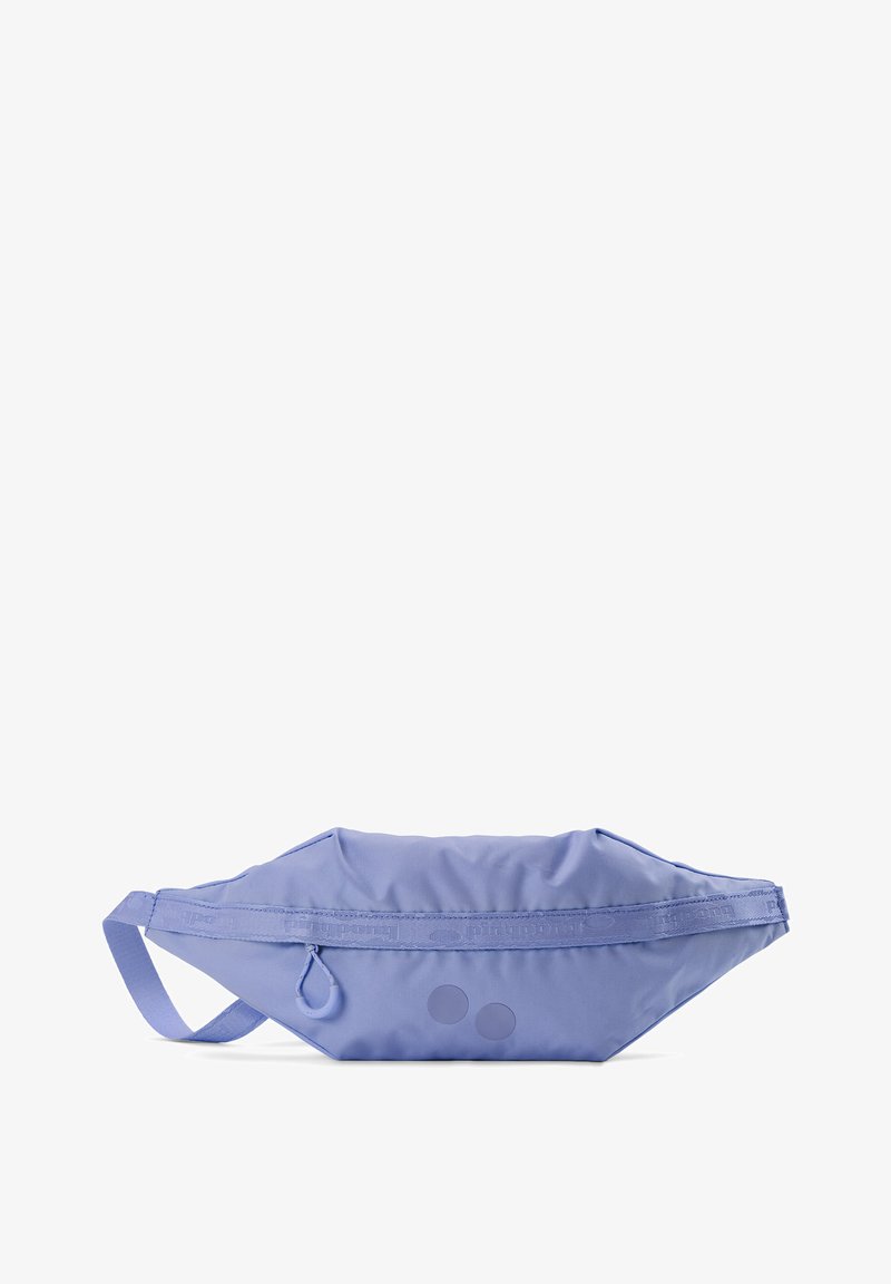 Hellblauer Nylon-Taillentasche in abgerundeter Form, mit verstellbarem Riemen und zwei erhabenen runden Akzenten auf der Vorderseite. Glatte Textur.