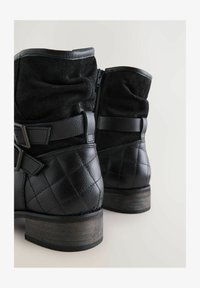 Selectat, new black