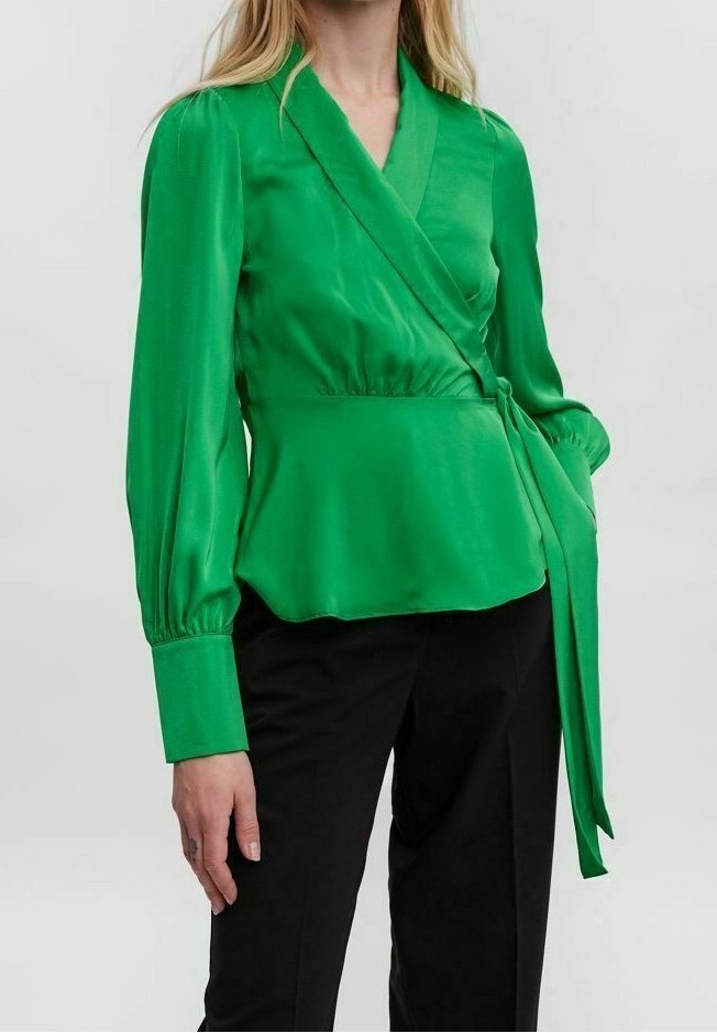 Blusa avvolgente in satin verde con maniche lunghe, scollatura a V e dettaglio con fiocco in vita. Caratterizzata da una texture liscia e un fit strutturato.