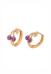 Cercei hoop în nuanță de aur cu două accente de mărgele violet și un detaliu din gemstone transparent, având o finisare netedă și lustruită.