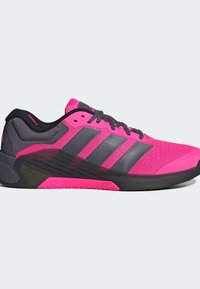 Ροζ αθλητικό παπούτσι με πλέγμα σε όλη του την επιφάνεια, μαύρες λεπτομέρειες και τρεις γκρι ρίγες. Διαθέτει υφασμάτινη σόλα και μαλακή επένδυση για στήριξη.