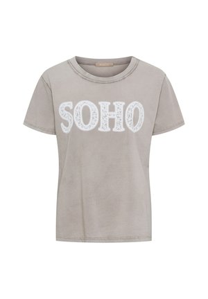 Lysegrå T-shirt med korte ærmer med hvidt blonder-lignende bogstaver, der staver "SOHO" på brystet og rund halsudskæring.