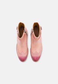 Botas de cuero rosa con un acabado en degradado, detalles de brogue y cremallera lateral. Presentan una textura suave y un diseño de punta redonda.
