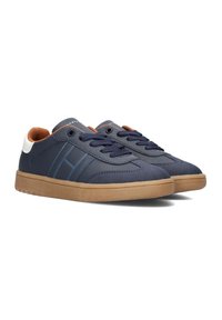 Sneakers blu navy realizzati in materiale texturizzato, con suola in gomma naturale, tacco bianco a contrasto e accenti blu sui lati.
