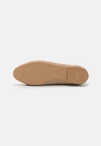 Beige színű, szövetből készült sneaker, texturált hálós felsőrésszel, lapos talppal és csúszásmentes kivitelben. A talpon bélyegzett márkanevével. 37-es méret.