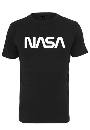 Czarna bawełniana koszulka z dużym, białym logo "NASA" napisanym odważną, nowoczesną czcionką. Krótkie rękawy i okrągły dekolt.