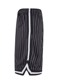 Shorts de basketball noirs avec des rayures blanches verticales. Matière en mesh légère, taille élastique et bordure contrastante à l'ourlet.