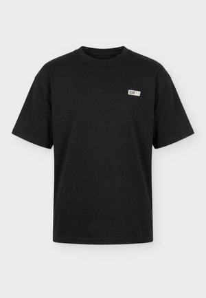 Zwart T-shirt met korte mouwen en ronde hals, met klein rechthoekig "JUVE"-logo en meerkleurige strepen op de linkerborst.