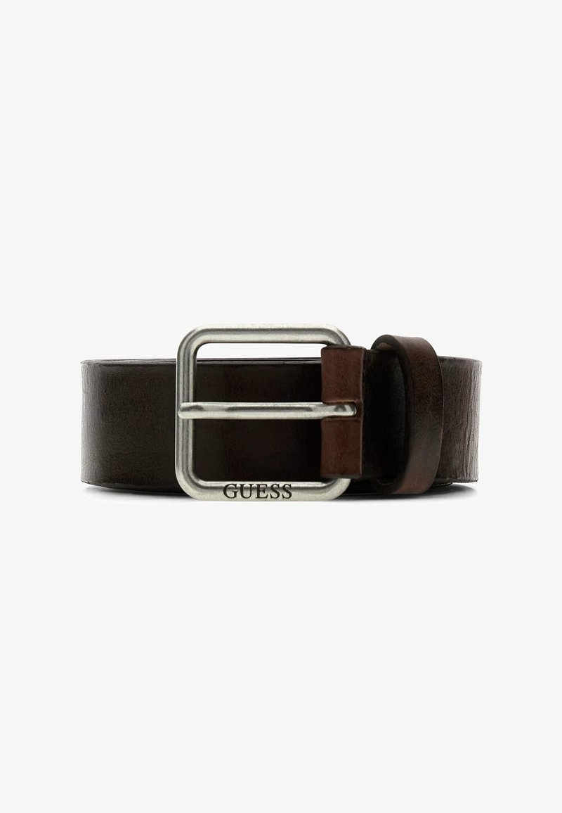 Ceinture en cuir brun foncé avec une boucle rectangulaire argentée gravée du mot « GUESS » et une boucle de ceinture en cuir.