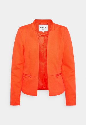 Americana naranja con tela texturizada, delantero cerrado y dos bolsillos con cremallera. Presenta un cuello solapa y forro interior liso.