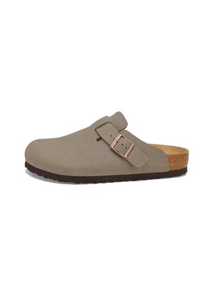 Zoccolo chiuso in pelle scamosciata taupe con fibbia regolabile, sottopiede in sughero e suola in gomma nera.