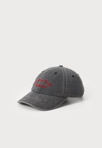 Căciulă de baseball din bumbac gri cu vizieră curbată, având text brodat roșu care spune "Acum e cool! EDGNG CLUB." Detalii de cusătură în contrast sunt prezente.