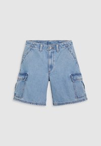 Pantalones cortos cargo de mezclilla azul claro con pasadores para cinturón, botón frontal, cremallera, dos bolsillos laterales y bolsillos con solapa en cada pierna.