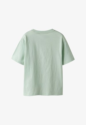 T-shirt vert menthe à manches courtes en coton doux. Présente un col rond et une coupe décontractée avec des détails de couture minimalistes.