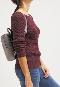 QS Trui - berry