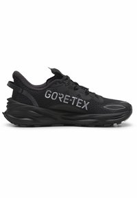 Zwarte hardloopschoenen met een gestructureerde mesh bovenkant, voorzien van een opvallend "GORE-TEX" logo. De zool is dik en heeft een golvend ontwerp met antislippatronen.