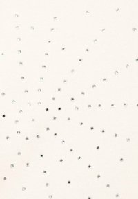 Tessuto color crema caratterizzato da piccole paillettes quadrate metalliche lucide in argento e nero, che creano un pattern testurizzato e riflettente.
