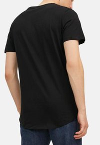 Schwarzes Kurzarm-T-Shirt mit Rundhalsausschnitt, aus weichem Stoff hergestellt. Verfügt über einen geraden Schnitt und eine glatte Textur.