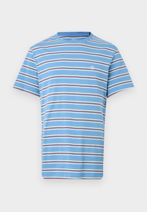 Camiseta de manga corta azul claro con rayas horizontales blancas, moradas y crema, y un pequeño logo circular blanco en el pecho.