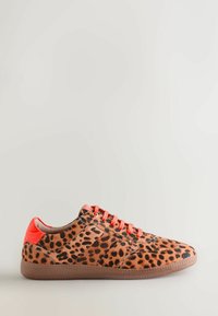Leopardenmuster-Sneaker mit einem strukturierten braunen und orangen Muster, leuchtend orangefarbenen Schnürsenkeln und einer hellen orangefarbenen Ferse. Die Gummisohle sorgt für Langlebigkeit.