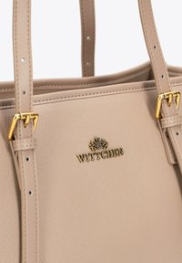 Borsa a tracolla in pelle beige con design strutturato, hardware color oro, dettaglio con logo e doppi manici. Finitura testurizzata su tutta la superficie.