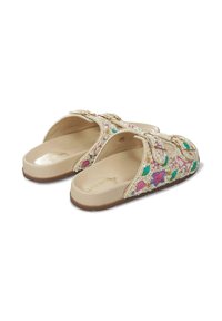 Chanclas deslizantes beige bordadas con patrones florales, que cuentan con acentos texturizados, diseño abierto, herrajes dorados y plantilla acolchada.