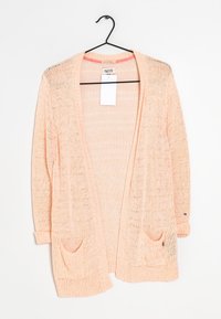 Cardigan lavorato a maglia rosa chiaro con apertura frontale, maniche lunghe e due tasche frontali. Realizzato in un materiale traspirante e testurizzato.