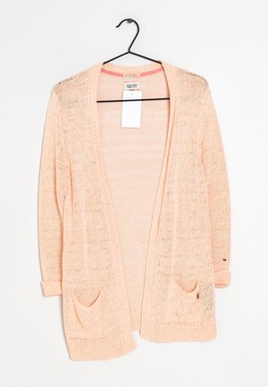 Cárdigan de punto rosa claro con abertura frontal, mangas largas y dos bolsillos frontales. Fabricado en un material transpirable y texturizado.