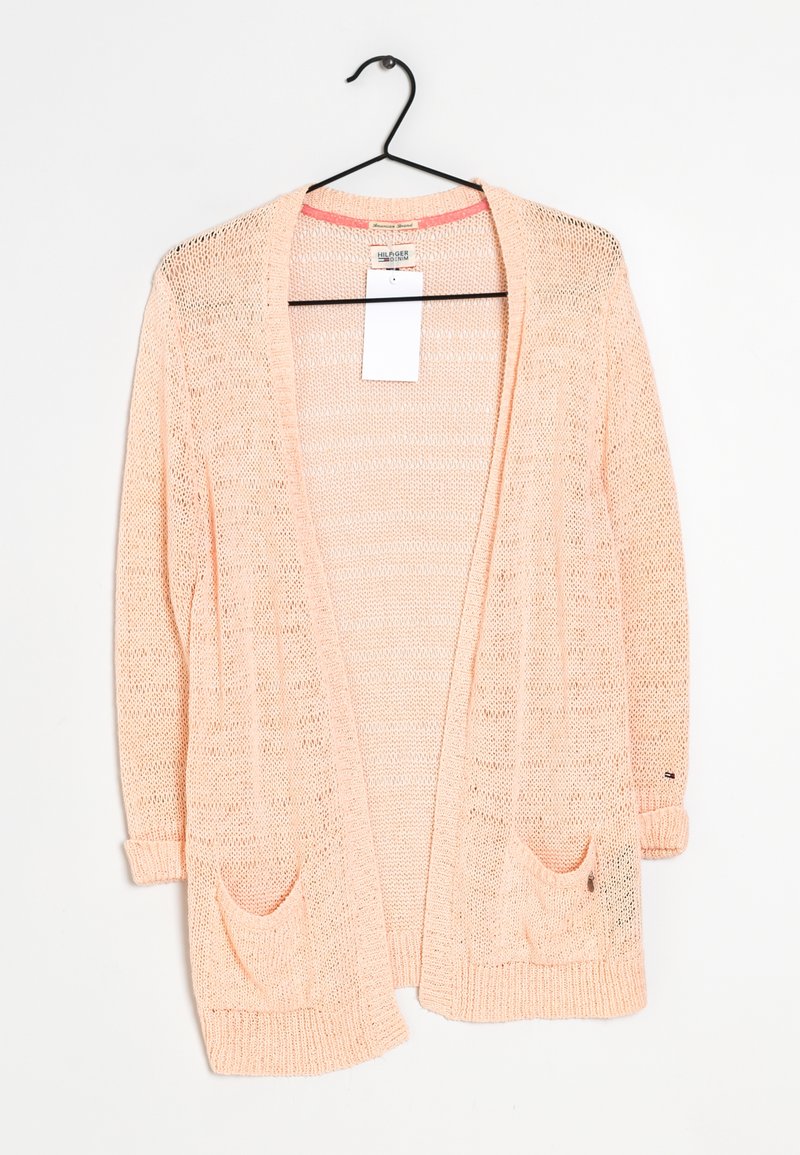 Cardigan lavorato a maglia rosa chiaro con apertura frontale, maniche lunghe e due tasche frontali. Realizzato in un materiale traspirante e testurizzato.